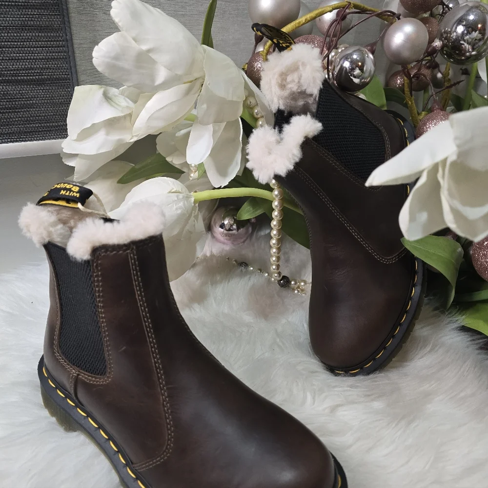 Dr. Martens® 2976 Lenore Faux Fur-Lined Chelsea women Boots Dark khaki Orleans